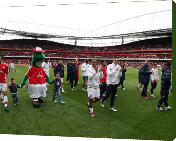 The Arsenal players clap the fans at the end of the match. Arsenal 4: 0 Fulham