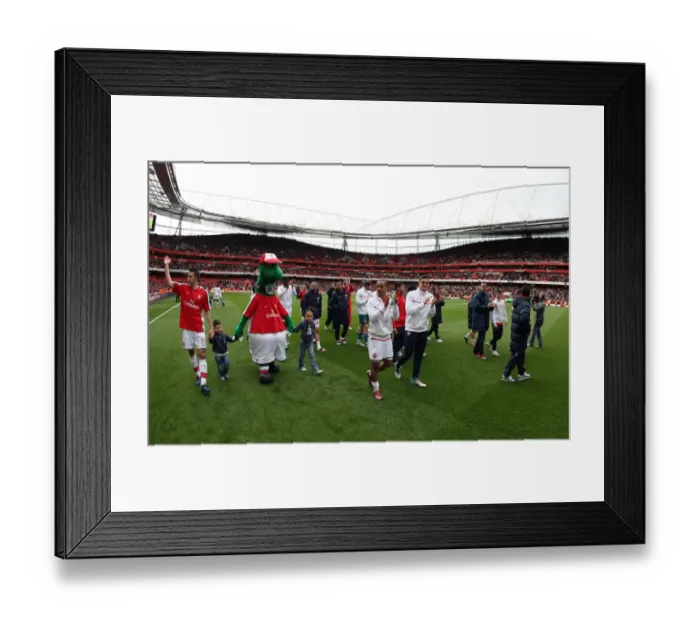 Framed Print : The Arsenal players clap the fans at the end of the match. Arsenal 4: 0 Fulham Framed Print : The Arsenal players clap the fans at the end of the match. Arsenal 4: 0 Fulham