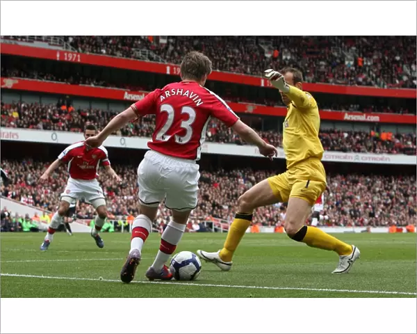 Andrey Arshavin (Arsenal) beats Mark Schwarzer (Fulham) on his way to scoring Arsenals 1st goal. Arsenal 4: 0 Fulham. Barclays Premier League. Emirates Stadium, 10  /  5  /  10. Credit : Arsenal Football Club  / 