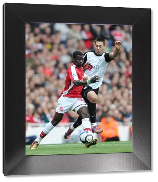Emmanuel Eboue (Arsenal) Clint Dempsey (Fulham). Arsenal 4: 0 Fulham, Barclays Premier League