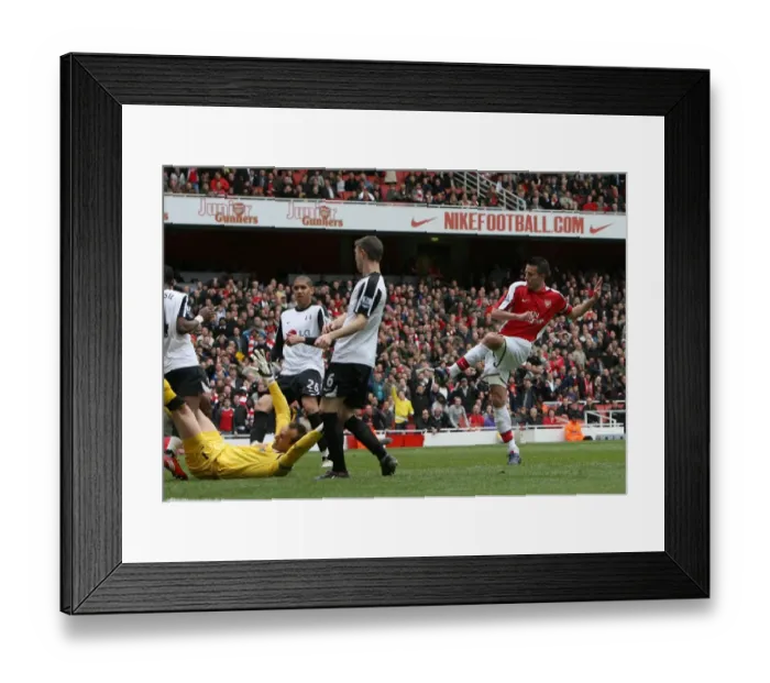 Framed Print : Robin van Persie scores Arsenals 2nd goal past Mark Schwarzer (Fulham)