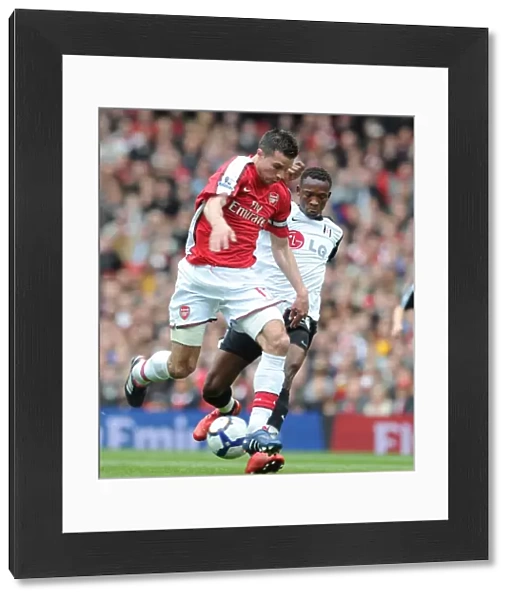 Robin van Persie (Arsenal) John Pantsil (Fulham). Arsenal 4: 0 Fulham, Barclays Premier League