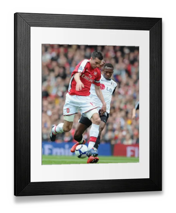Framed Print : Robin van Persie (Arsenal) John Pantsil (Fulham). Arsenal 4: 0 Fulham, Barclays Premier League Framed Print : Robin van Persie (Arsenal) John Pantsil (Fulham). Arsenal 4: 0 Fulham, Barclays Premier League