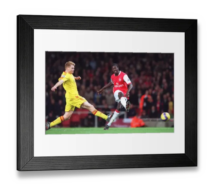 Framed Print : Emmanuel Adebayor (Arsenal) John Arne Riise (Liverpool)