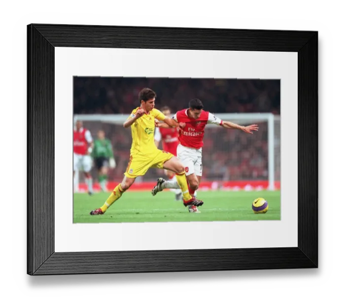 Framed Print : Robin van Persie (Arsenal) Xabi Alonso (Liverpool)