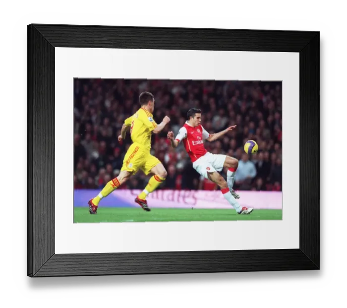 Framed Print : Robin van Persie (Arsenal) Steve Finnan (Liverpool) Framed Print : Robin van Persie (Arsenal) Steve Finnan (Liverpool)