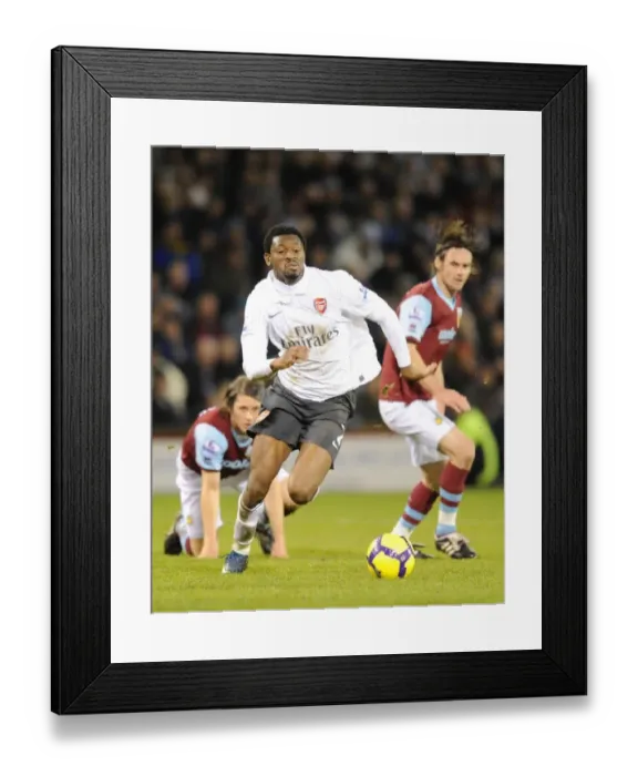 Framed Print : Abou Diaby (Arsenal) Chris Eagles (Burnley). Burnley 1: 1 Arsenal, Barclays Premier League