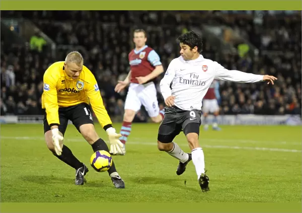 Eduardo (Arsenal) Brian Jensen (Burnley). Burnley 1: 1 Arsenal, Barclays Premier League