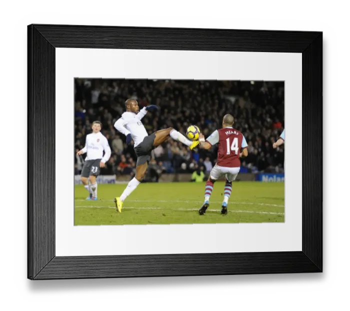 Framed Print : William Gallas (Arsenal) Tyrone Mears (Burnley). Burnley 1: 1 Arsenal, Barclays Premier League Framed Print : William Gallas (Arsenal) Tyrone Mears (Burnley). Burnley 1: 1 Arsenal, Barclays Premier League