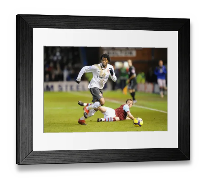 Framed Print : Arsenal's Alex Song vs. Wade Elliott's Burnley: A 1:1 Battle in the Barclays Premier League