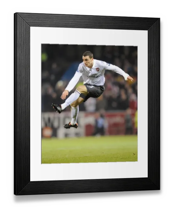 Framed Print : Thomas Vermaelen (Arsenal). Burnley 1: 1 Arsenal, Barclays Premier League Framed Print : Thomas Vermaelen (Arsenal). Burnley 1: 1 Arsenal, Barclays Premier League