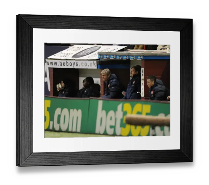 Framed Print : Arsenal manager Arsene Wenger and Kit man Vic Akers. Burnley 1: 1 Arsenal