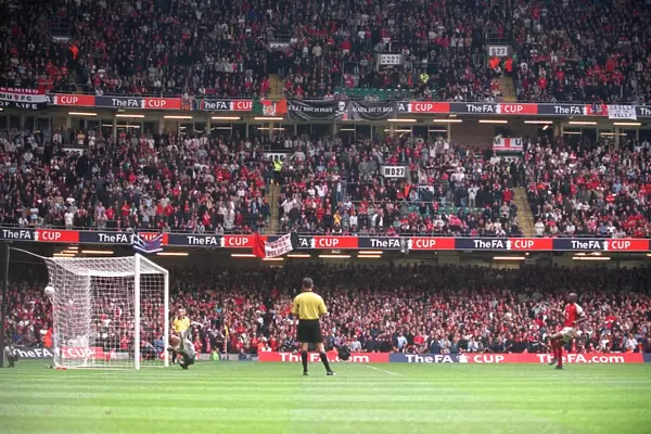 Vieira's Epic Penalty: Arsenal's FA Cup Triumph Over Man Utd (05 / 05)