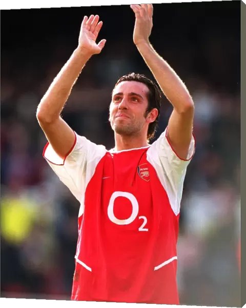 Edu (Arsenal) claps the fans at the end of the match