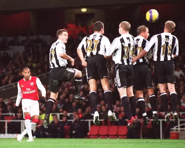 Thierry Henry scores Arsenals goal from a free kick