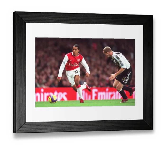 Framed Print : Theo Walcott (Arsenal) Peter Ramage (Newcastle) Framed Print : Theo Walcott (Arsenal) Peter Ramage (Newcastle)