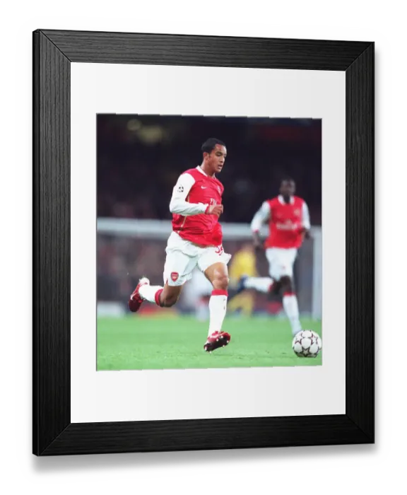 Framed Print : Theo Walcott's Unforgettable Strike: Arsenal's Triumph over Hamburg in the UEFA Champions League, Group G (November 21, 2006)