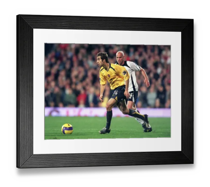 Framed Print : Mathieu Flamini (Arsenal) Claus Jensen (Fulham)