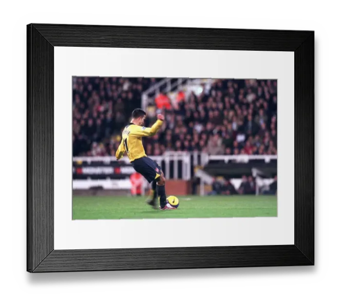 Framed Print : Van Persie's Epic Free Kick: Arsenal's Winning Goal Against Fulham, FA Premiership (29 / 11 / 06)
