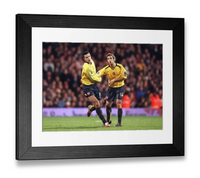 Framed Print : Robin van Persie's Dramatic Free-Kick: Arsenal's Winning Goal Against Fulham