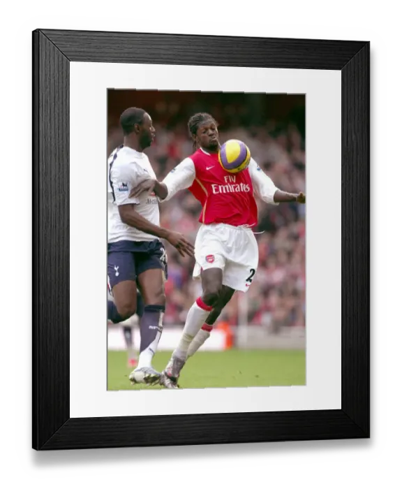 Framed Print : Emmanuel Adebayor (Arsenal) Ledley King (Tottenham)