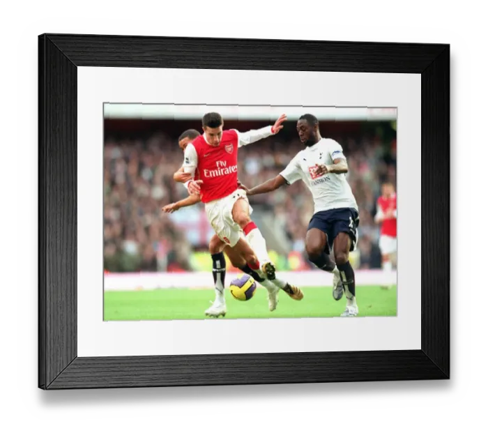 Framed Print : Van Persie's Controversial Penalty: Arsenal vs. Tottenham, 2-1