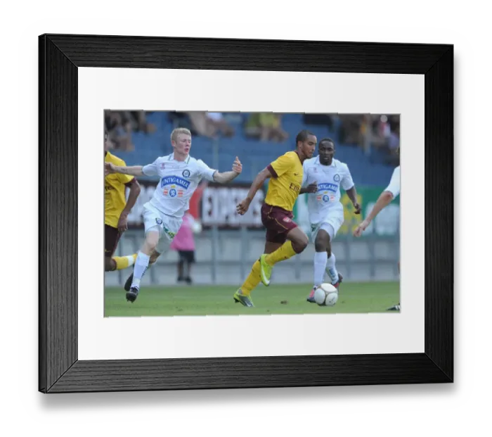 Framed Print : Theo Walcott (Arsenal) Florian Kainz (Sturm Graz). Sturm Graz 0: 4 Arsenal