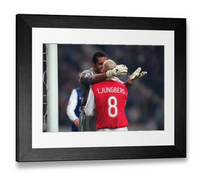 Framed Print : Freddie Ljungberg Clash: Arsenal vs. Porto, 0:0 in UEFA Champions League Group G (2006)