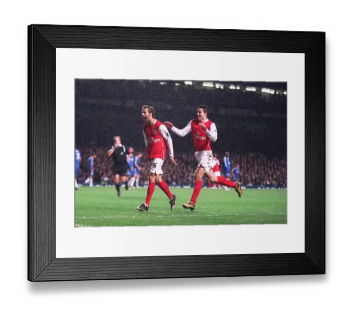 Framed Print : Flamini and van Persie: Unforgettable Goal Celebration at Stamford Bridge (06 / 12 / 06)