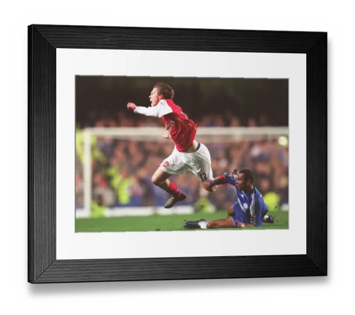 Framed Print : Clash of Stars: Hleb vs. Cole in the 1:1 Battle at Stamford Bridge, FA Premiership, 10 / 12 / 06 Framed Print : Clash of Stars: Hleb vs. Cole in the 1:1 Battle at Stamford Bridge, FA Premiership, 10 / 12 / 06
