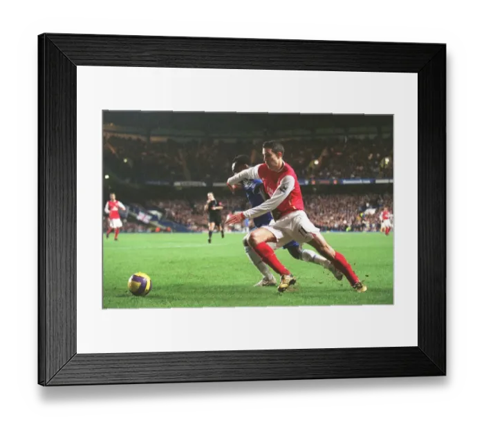 Framed Print : Robin van Persie (Arsenal) Michael Essien (Chelsea)