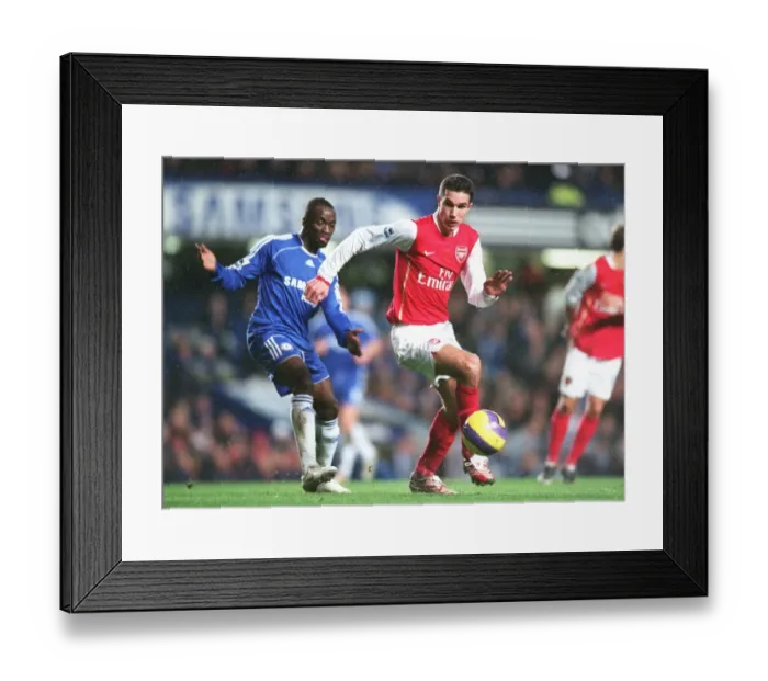 Framed Print : Robin van Persie (Arsenal) Claude Makelele (Chelsea) Framed Print : Robin van Persie (Arsenal) Claude Makelele (Chelsea)