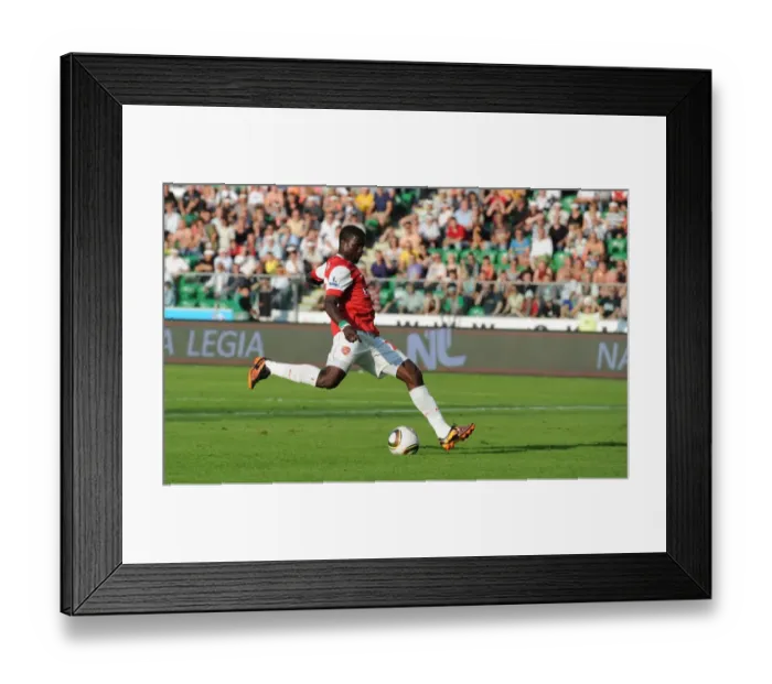 Framed Print : Emmanuel Eboue shoots past Leiga goalkeeper Kostyantyn Makhnovskyy to score the 3rd Arsenal goal