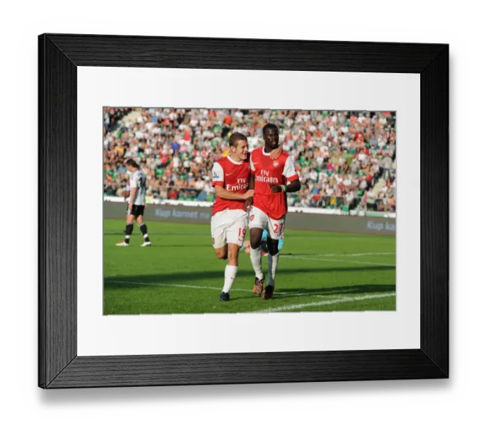 Framed Print : Emmanuel Eboue celebrates scoring the 3rd Arsenal goal with Jack Wilshere
