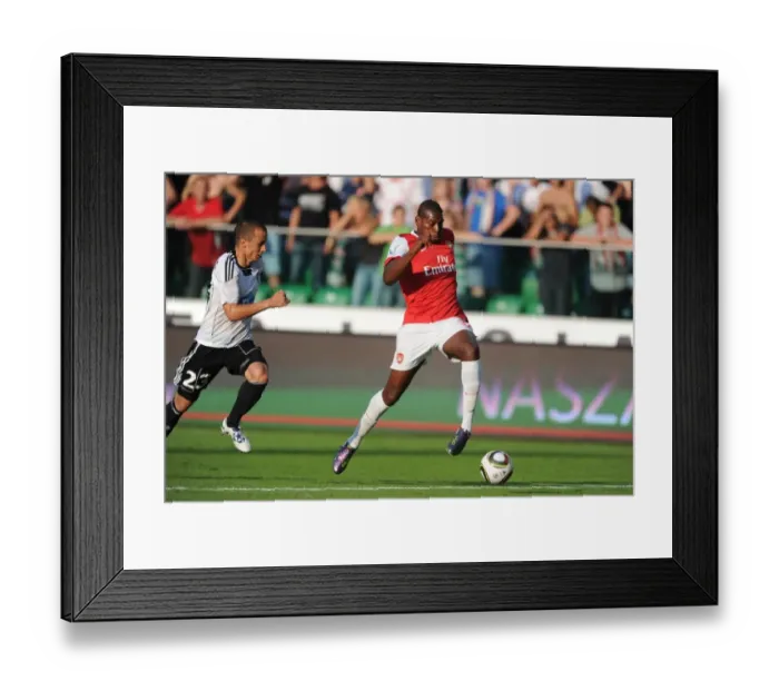 Framed Print : Jay Emmanuel Thomas Scores the Fifth Goal Past Srda Knezevic in Arsenal's Thrilling 5:6 Victory over Legia Warsaw