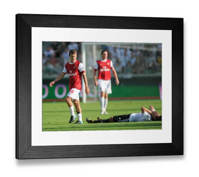 Framed Print : Jack Wilshere (Arsenal) Ariel Borysiuk (Legia). Legia Warsaw 5: 6 Arsenal