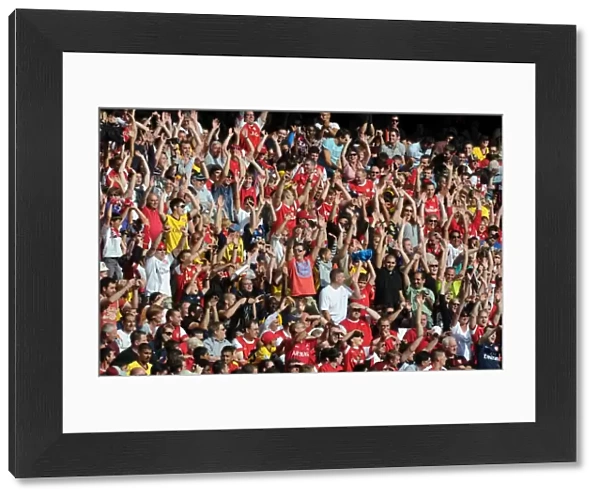 Arsenal fans. Arsenal 1: 1 AC Milan. Emirates Cup, pre season. Emirates Stadium, 31  /  7  /  10