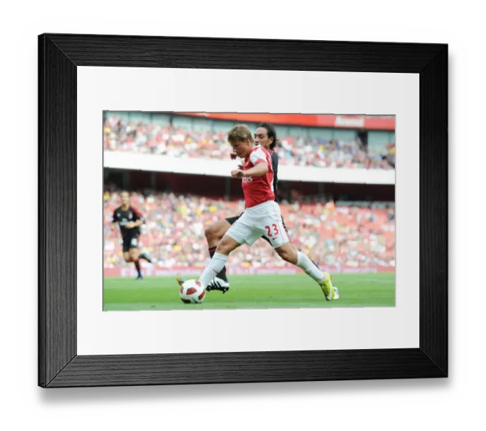 Framed Print : Andrey Arshavin (Arsenal) Alessandro Nesta (Milan). Arsenal 1: 1 AC Milan Framed Print : Andrey Arshavin (Arsenal) Alessandro Nesta (Milan). Arsenal 1: 1 AC Milan