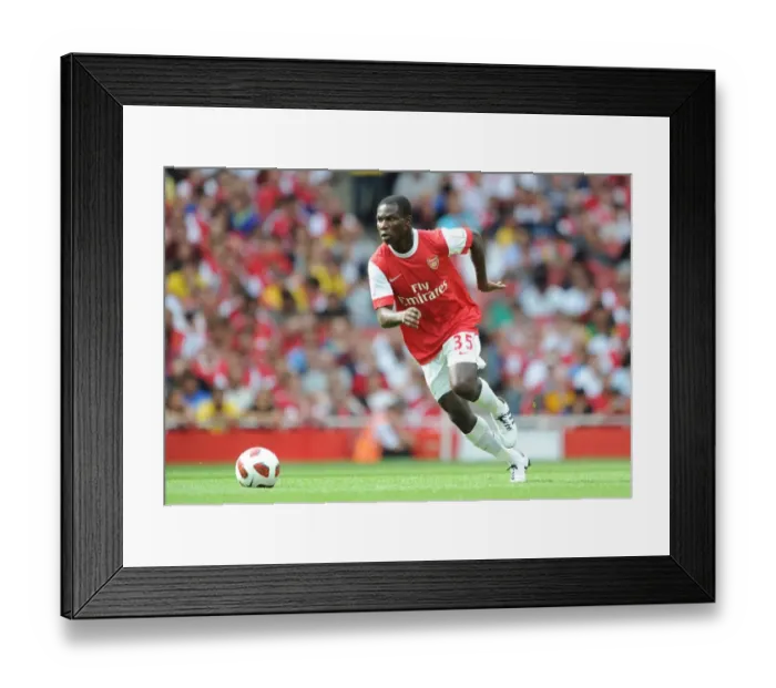Framed Print : Arsenal's Emmanuel Frimpong Stands Strong Against AC Milan in the Emirates Cup, 2010