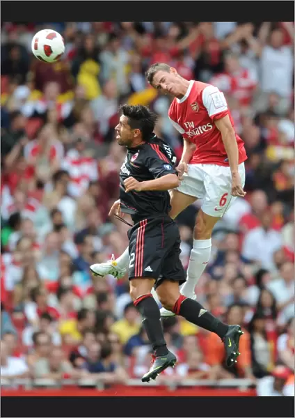 Laurent Koscielny (Arsenal) Borriello (Milan). Arsenal 1: 1 AC Milan. Emirates Cup