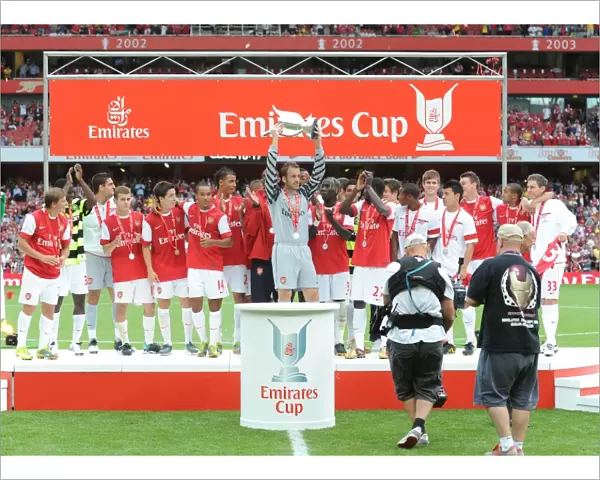 Manuel Almunia (Arsenal) lifts the Emirates. Arsenal 3: 2 Celtic. Emirates Cup, pre season