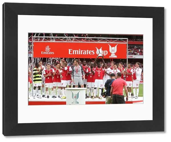 Emmanuel Eboue (Arsenal) lifts the Emirates trophy. Arsenal 3: 2 Celtic