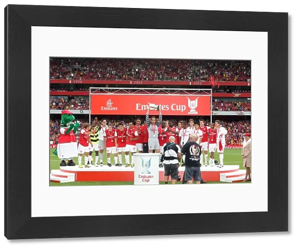 Manuel Almunia (Arsenal) lifts the Emirates trophy. Arsenal 3: 2 Celtic