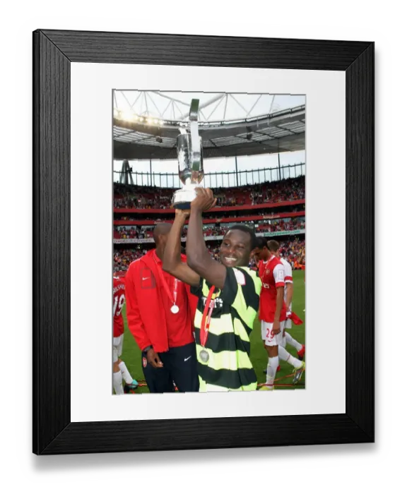 Framed Print : Emmanuel Frimpong (Arsenal) with the Emirates Trophy. Arsenal 3: 2 Celtic