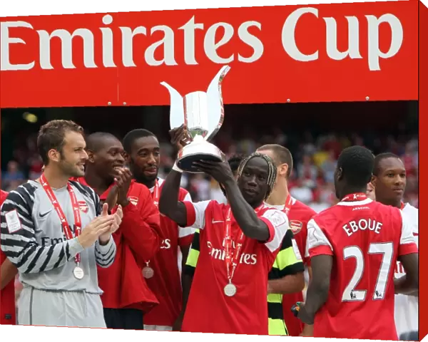 Bacary Sagna (Arsenal) lifts the Emirates Cup. Arsenal 3: 2 Celtic. Emirates Cup Pre Season