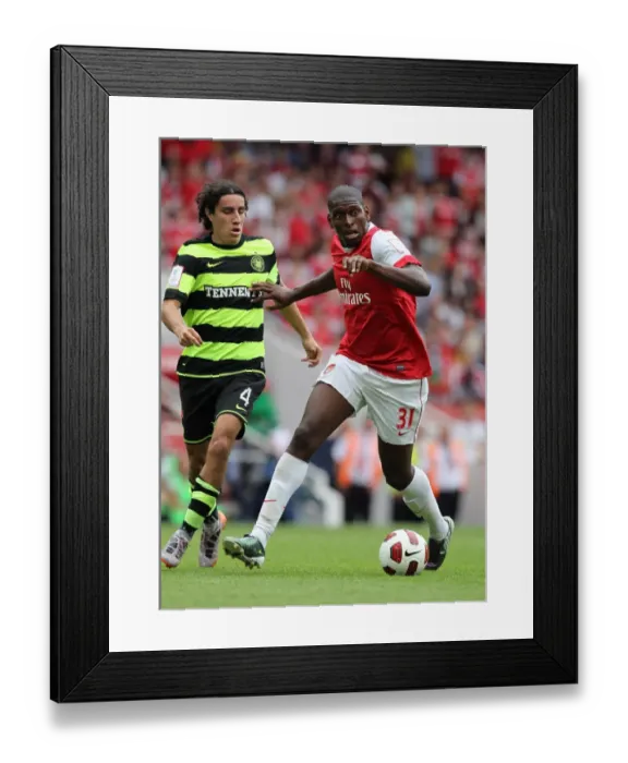 Framed Print : Jay Thomas (Arsenal) Efrain Juarez (Celtic). Arsenal 3: 2 Celtic. Emirates Cup Pre Season Framed Print : Jay Thomas (Arsenal) Efrain Juarez (Celtic). Arsenal 3: 2 Celtic. Emirates Cup Pre Season