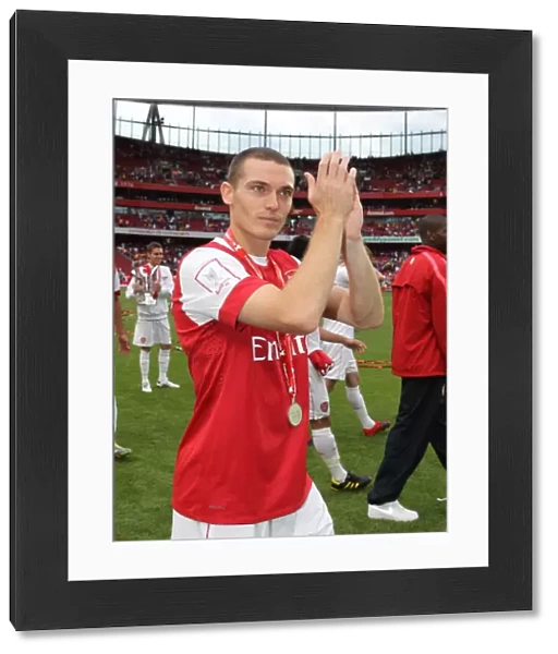 Thomas Vermaelen (Arsenal) claps the fans after the match. Arsenal 3: 2 Celtic
