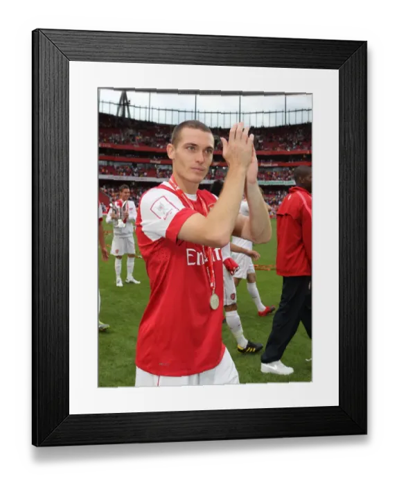 Framed Print : Thomas Vermaelen (Arsenal) claps the fans after the match. Arsenal 3: 2 Celtic Framed Print : Thomas Vermaelen (Arsenal) claps the fans after the match. Arsenal 3: 2 Celtic