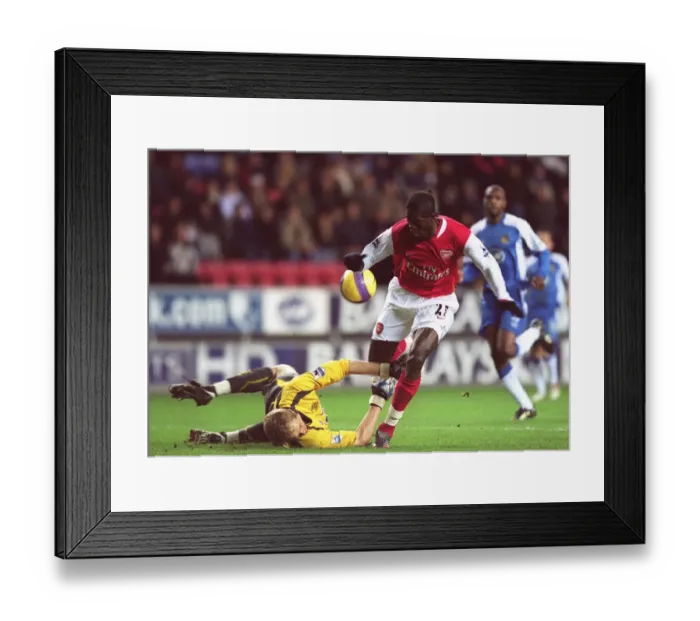 Framed Print : Emmanuel Adebayor (Arsenal) Chris Kirkland (Wigan)