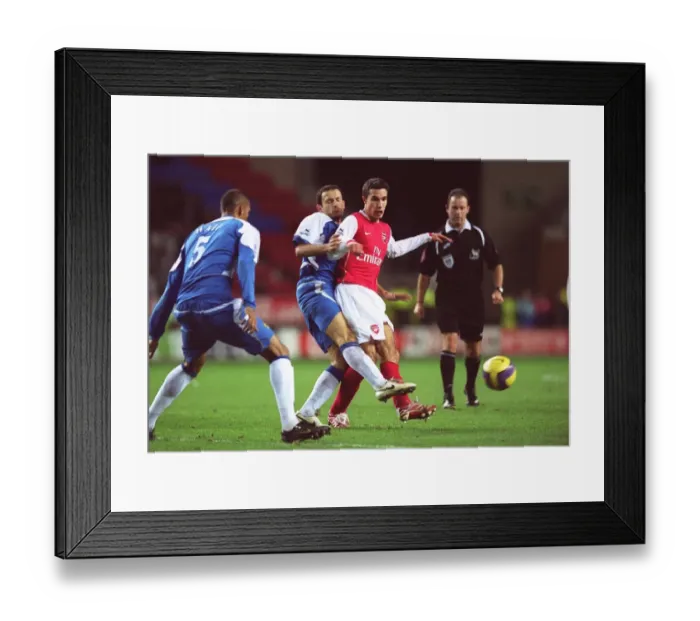 Framed Print : Robin van Persie (Arsenal) Denny Landzaat (Wigan)